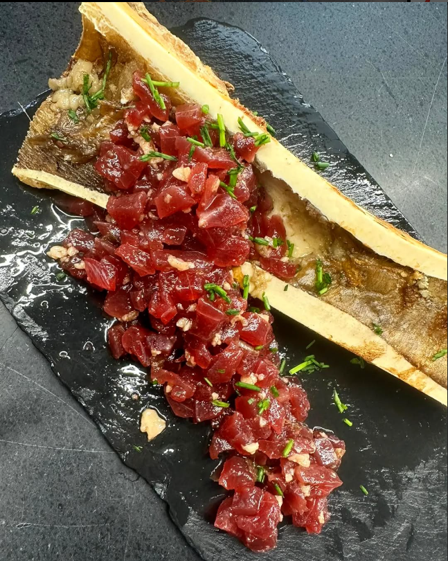 atun-de-descargamento-sobre-tuetano-de-vaca atun-de-descargamento-sobre-tuetano-de-vaca